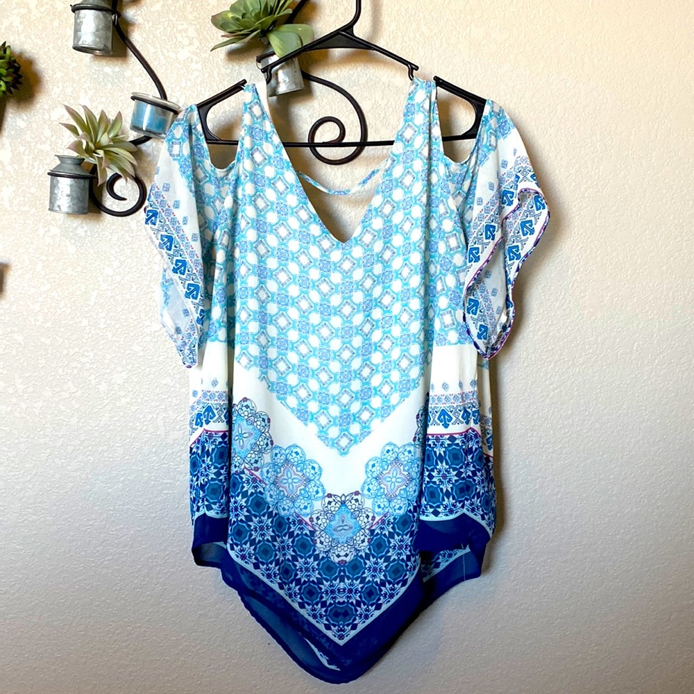 DR2 Cold Shoulder Handkerchief Hem Blouse L